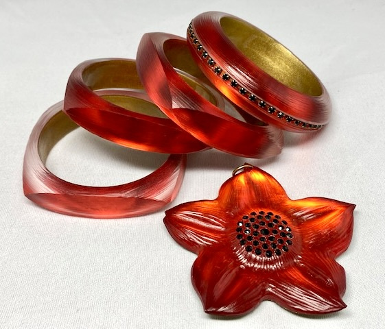 LG193 shimmery red lucite bangles & flower pendant